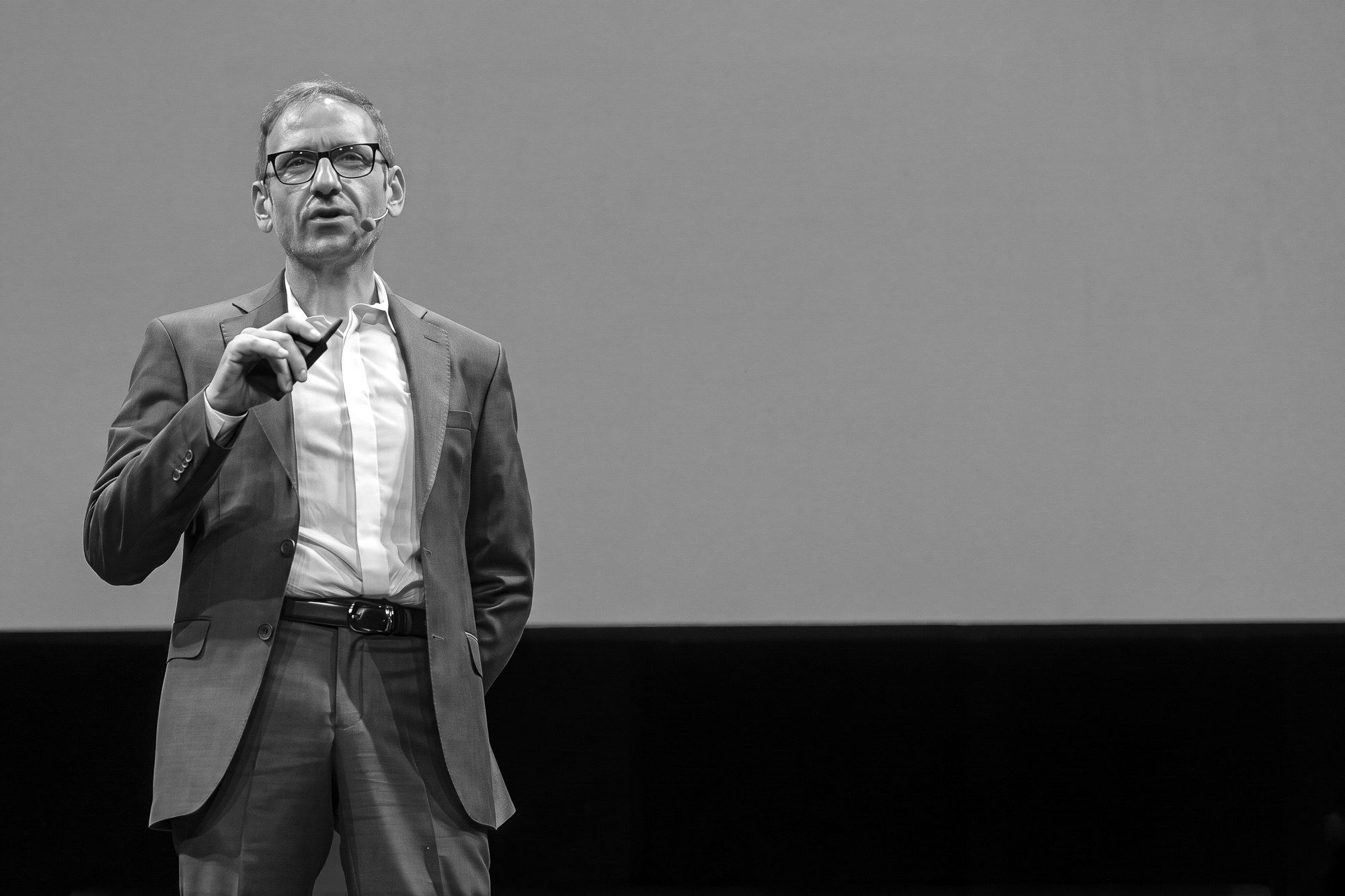 Davide Radicchi durante un intervento, in bianco e nero